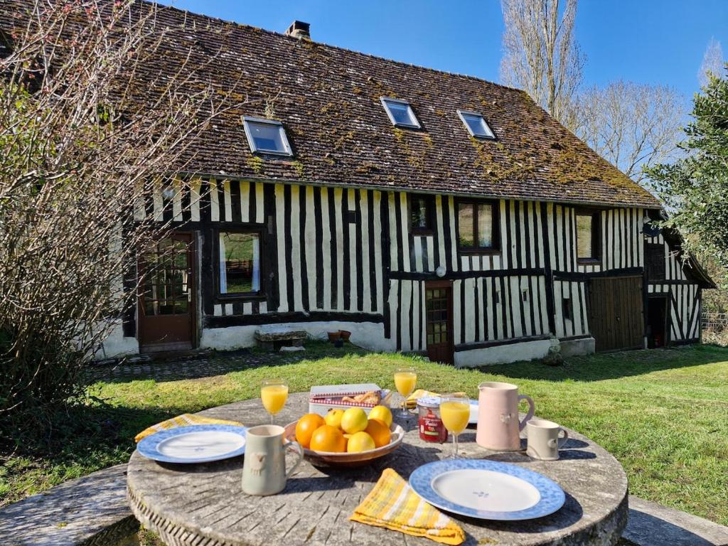 Le RenouardにあるLa maison du Cotilの家の前の果物鉢付きテーブル