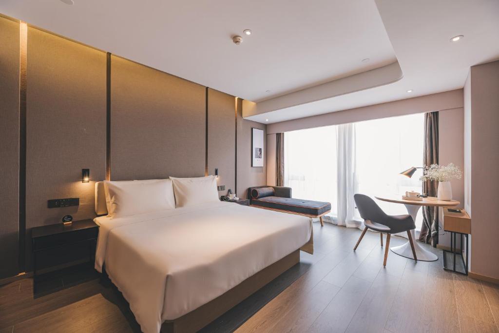 Postel nebo postele na pokoji v ubytování Atour S Hotel Shanghai Xujiahui Tianyaoqiao