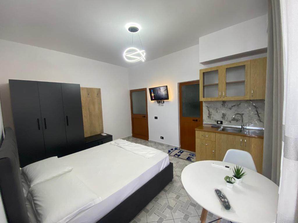 Giường trong phòng chung tại Mehmetaj’s Guest House