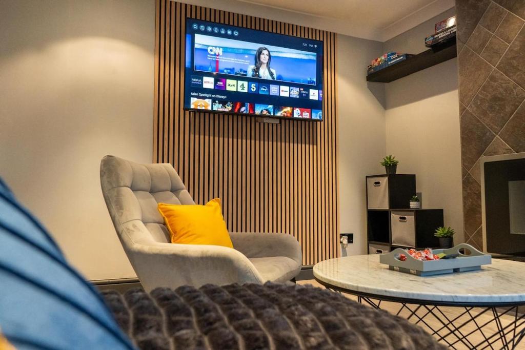 TV a/nebo společenská místnost v ubytování Premium Luxury Stay - Modern with Jetted Tub & Garden