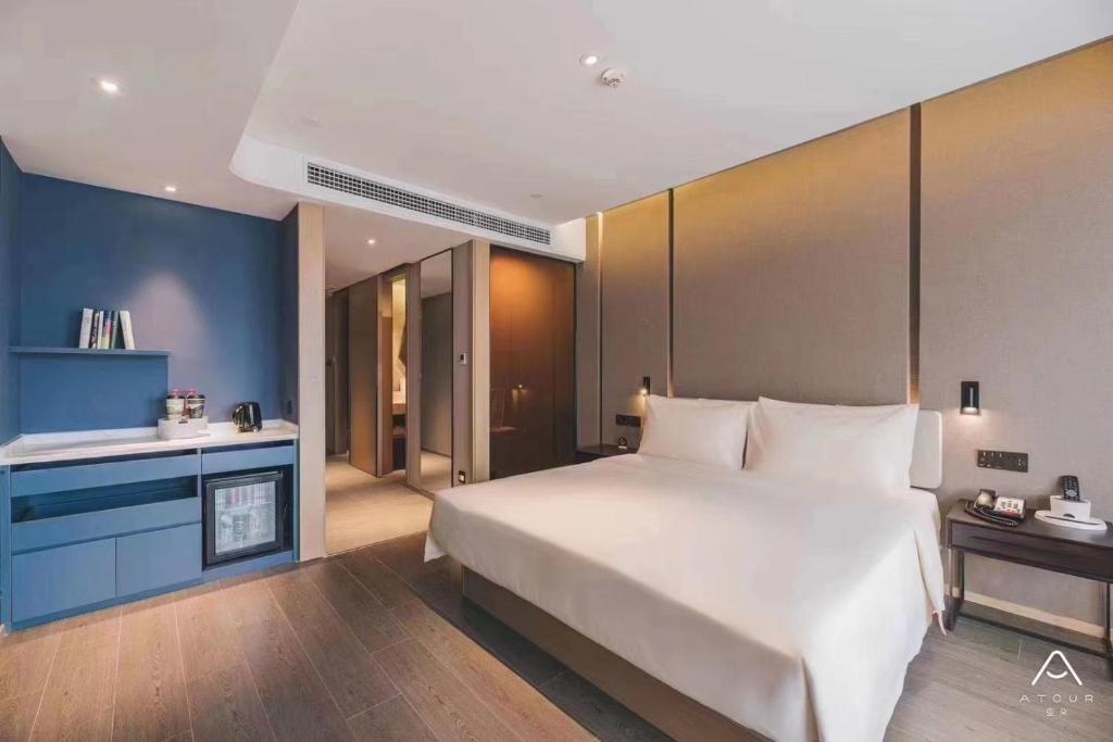 Postel nebo postele na pokoji v ubytování Atour S Hotel Shanghai Xujiahui Tianyaoqiao