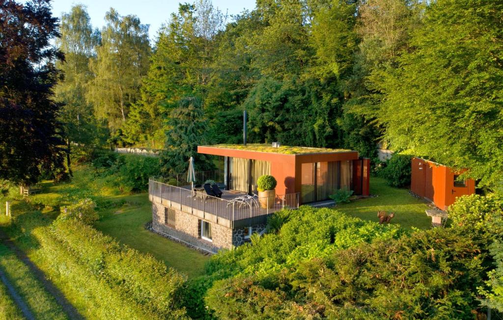 una vista aérea de una casa en un jardín en Ferienhaus "Am Kühl", en Poppenhausen
