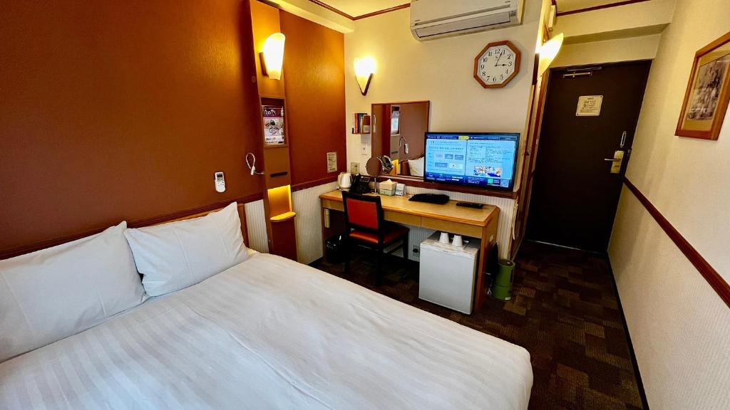 Postel nebo postele na pokoji v ubytování Toyoko Inn Shin-yokohama Ekimae Honkan