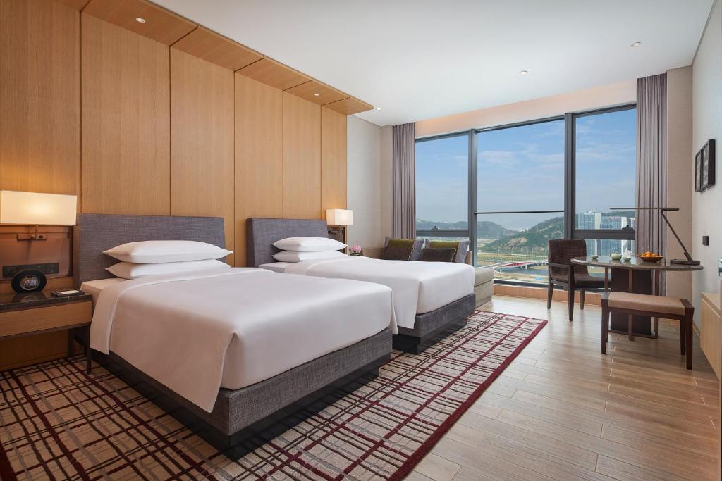 Postel nebo postele na pokoji v ubytování Hyatt Regency Hengqin