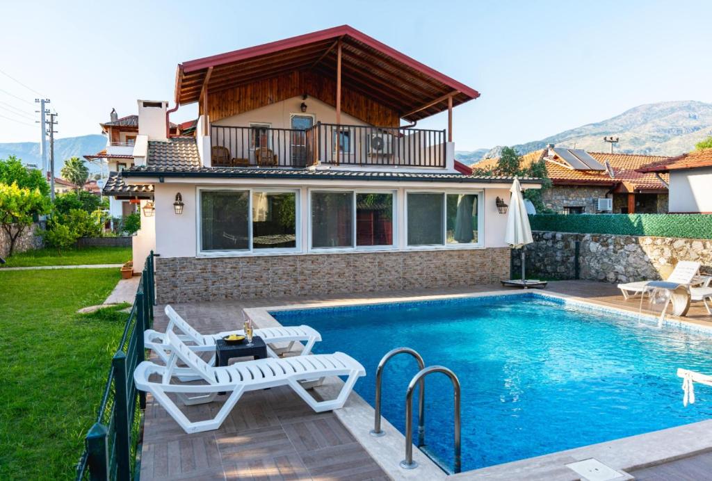 een villa met zwembad en huis bij Villa Moon - Tranquil 3BR Villa with Private Pool in Koycegiz