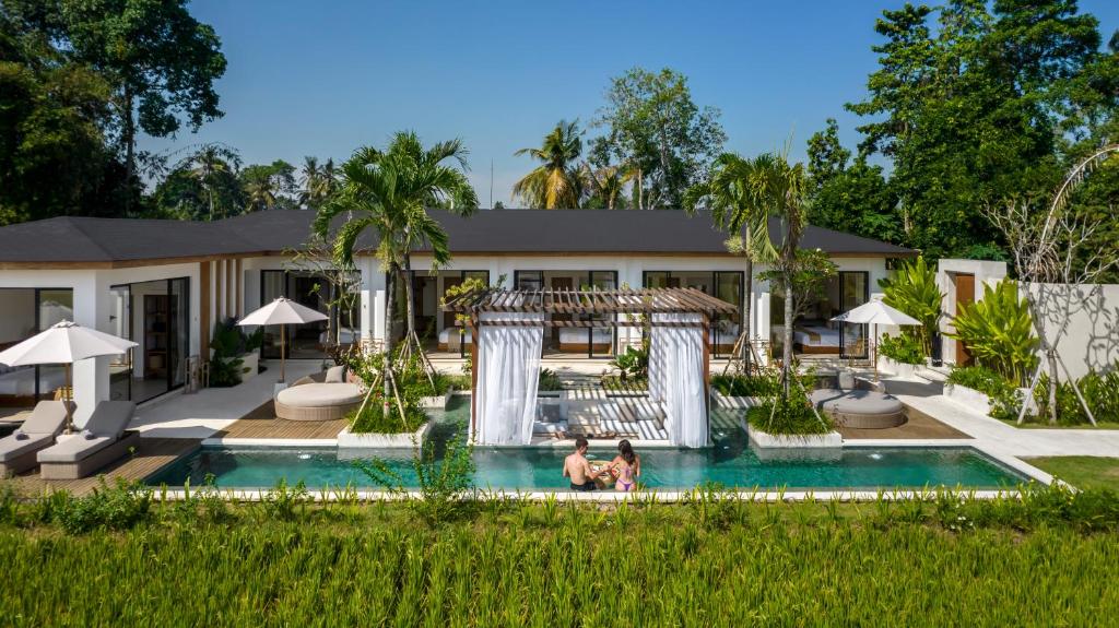 Kolam renang di atau dekat dengan Villa La Pepite by BaliSuperHost
