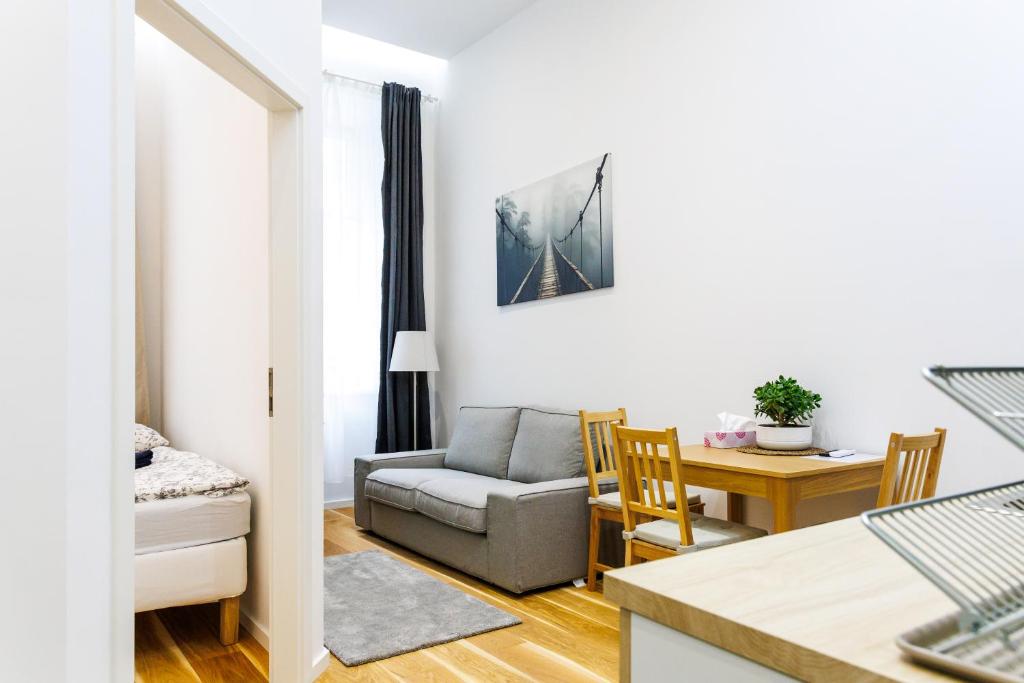 una sala de estar con un sofá y una mesa en Top Apart close to city center, en Viena