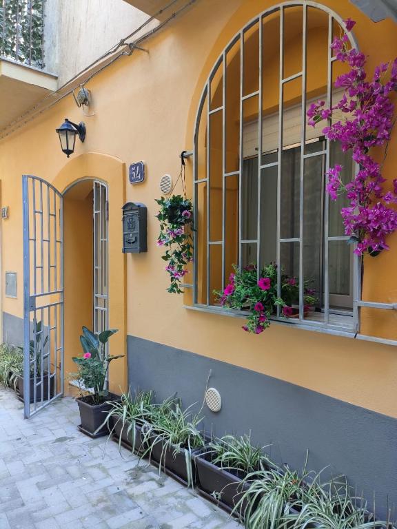 a building with flowers on the side of it at La Casa di Bianca in Caltagirone