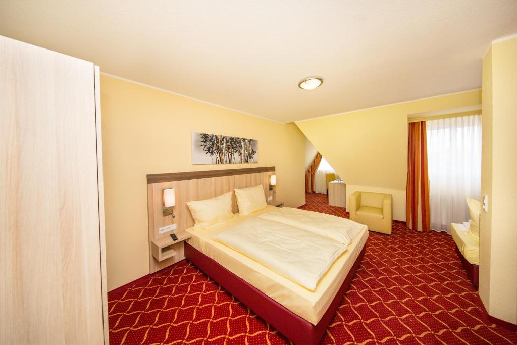 Säng eller sängar i ett rum på Montana Hotel Köln-Bonn Airport
