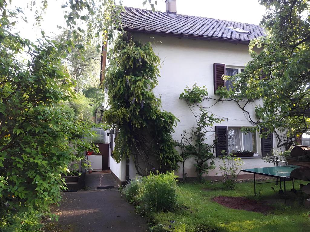 a white house with a table in the yard at Haus zur Bienenweide in Schömberg