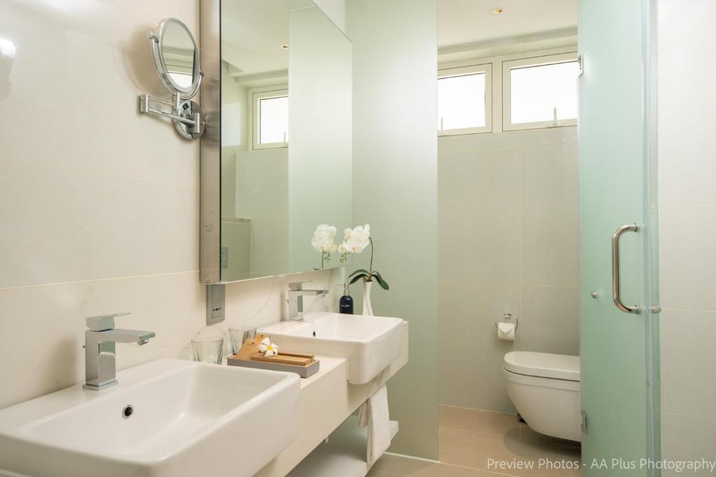 2 Bedroom Suite with Terrace Panoramic Ocean View  - 1 King & 1 Twin
