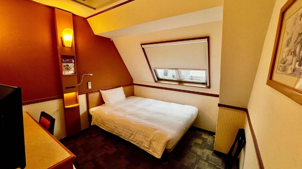 Postel nebo postele na pokoji v ubytování Toyoko Inn Shin-yokohama Ekimae Honkan