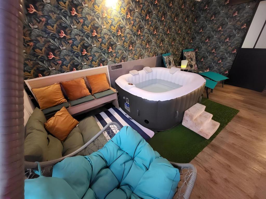 une vue aérienne d'une salle de bain avec une baignoire et un canapé dans l'établissement The Chill Place, à Annecy