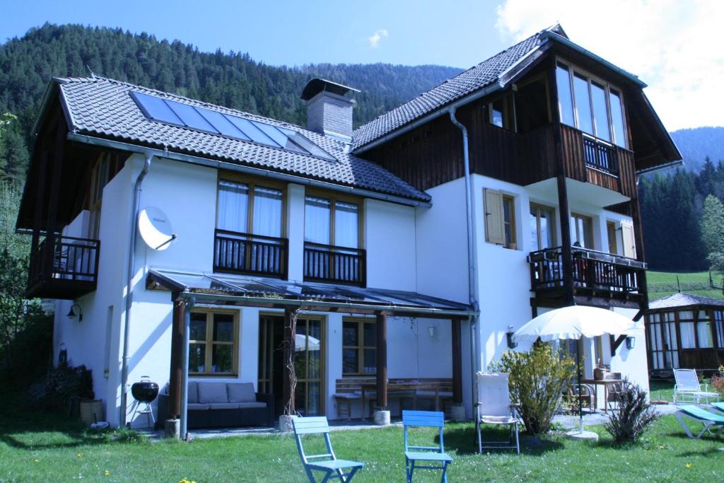 ヴァイセンゼーにあるLandhäuslの屋根に太陽光パネルを敷いた家