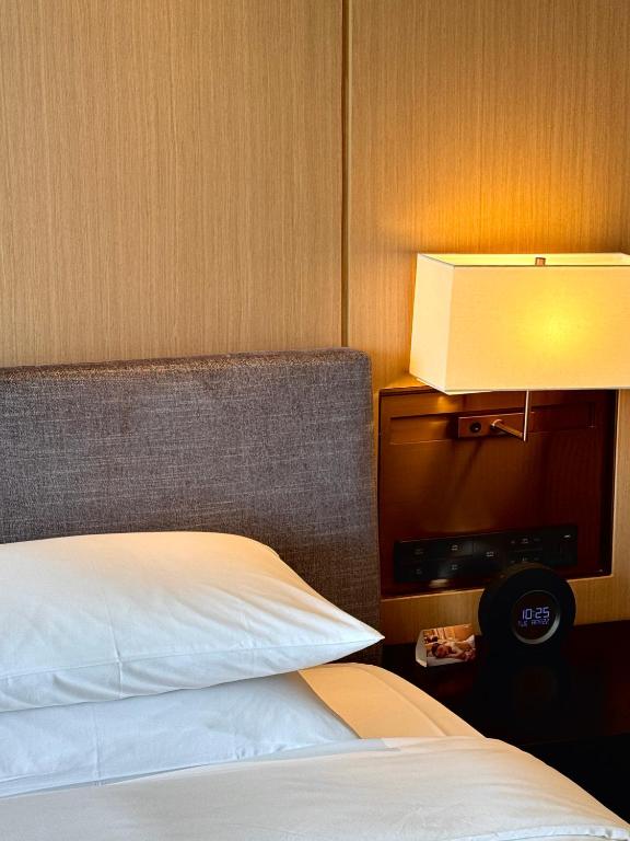 Postel nebo postele na pokoji v ubytování Hyatt Regency Hengqin