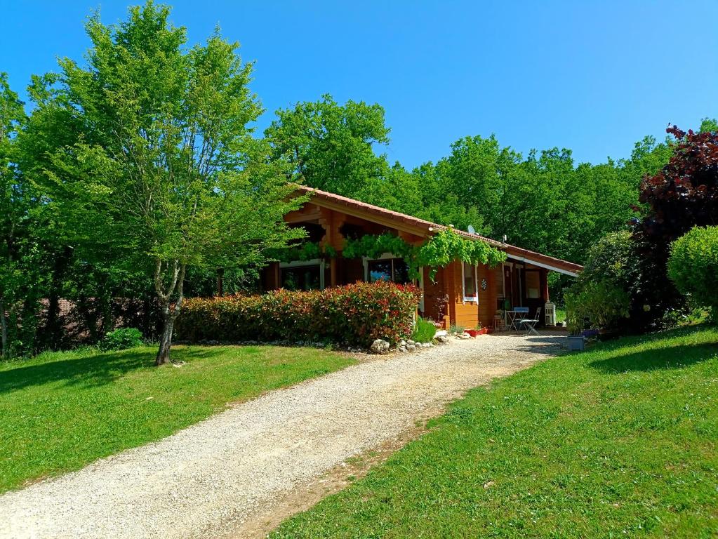 Vonkajšia záhrada v ubytovaní Chalet au calme cœur du LOT