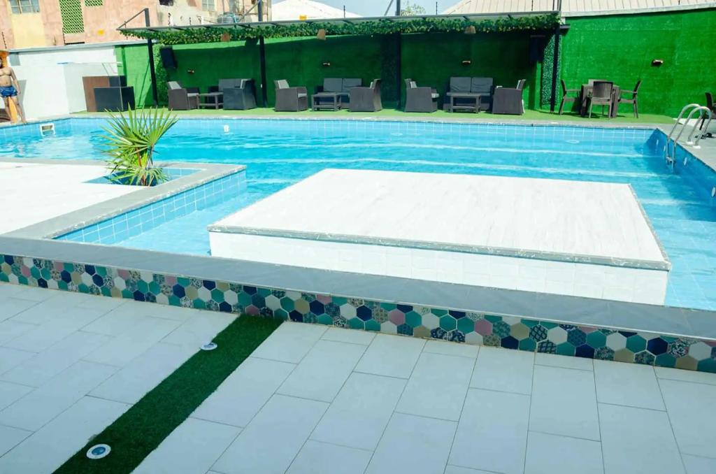 Bazén v ubytování Ibizza Pit Hotel and Suites nebo v jeho okolí