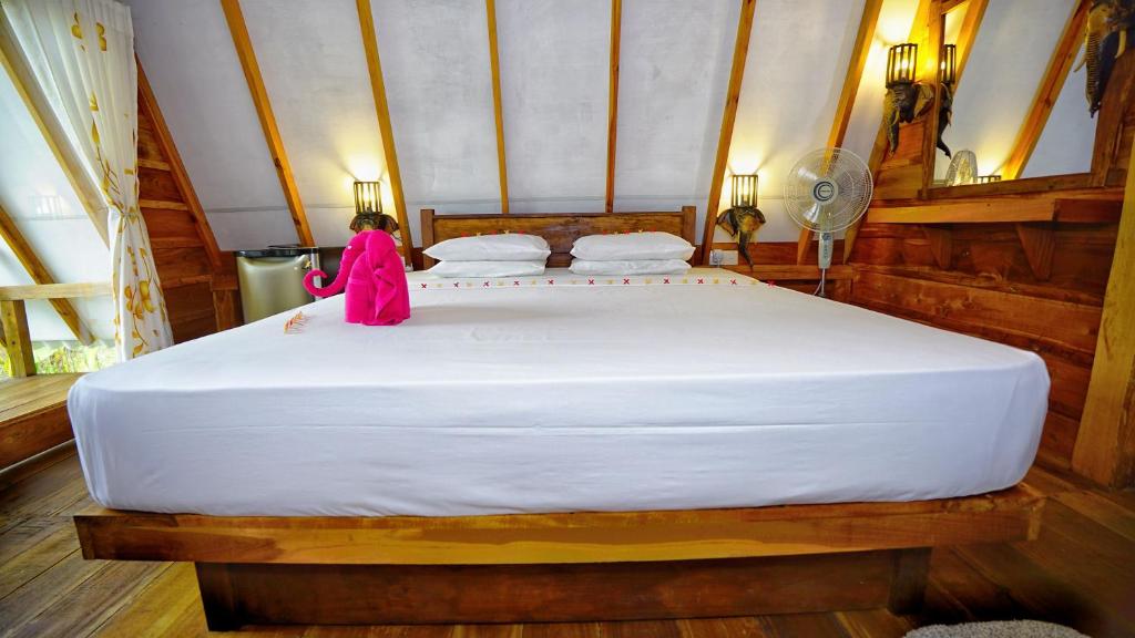 Postel nebo postele na pokoji v ubytování Golden Rock Retreat Sigiriya
