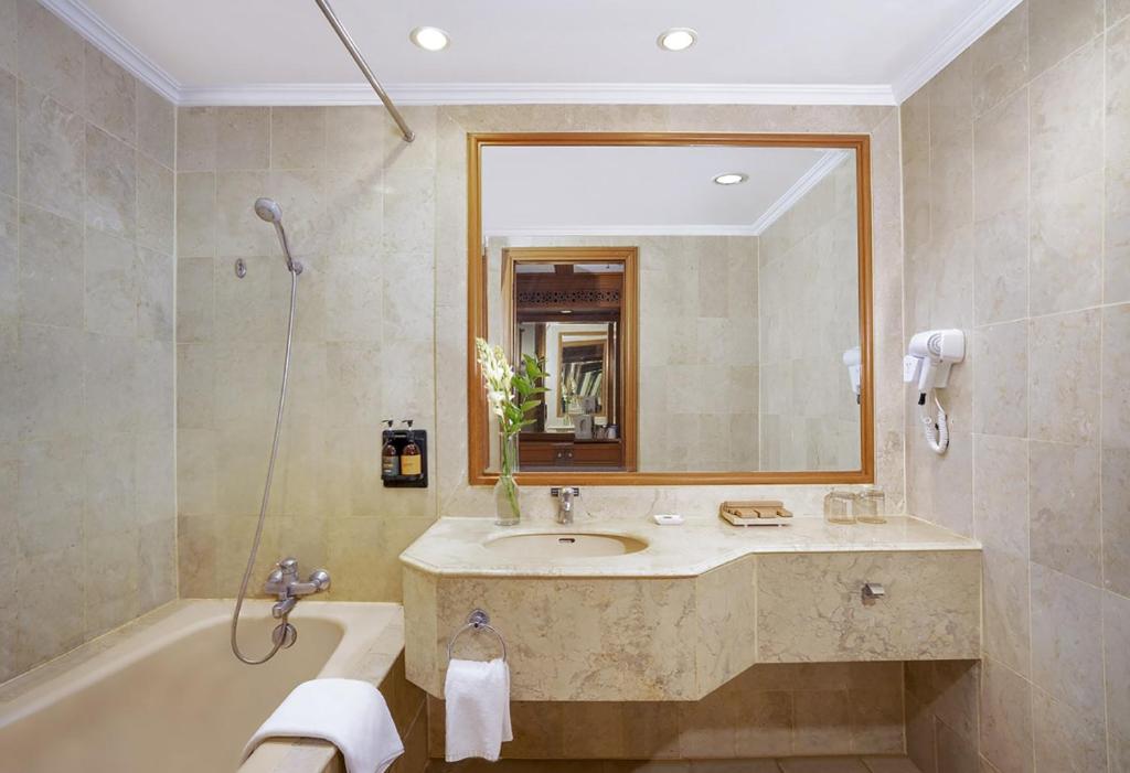 Koupelna v ubytování Loman Park Hotel Yogyakarta