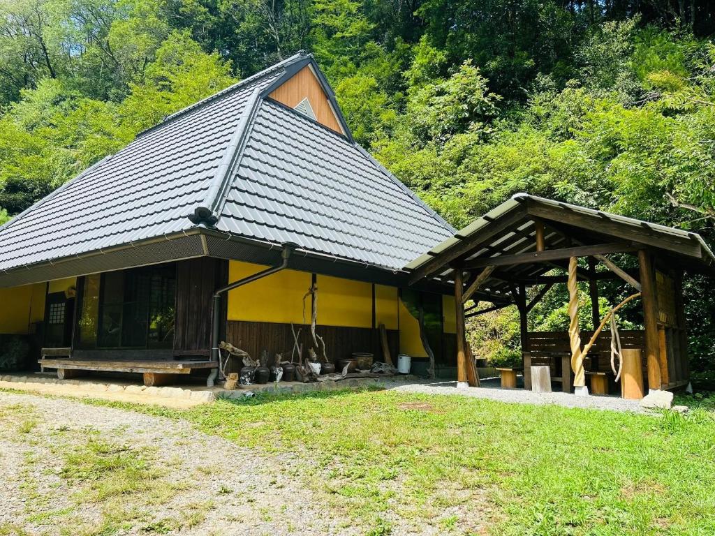 a large yellow building with a wooden roof at Suian - Vacation STAY 55562v in Higashi-shibuta