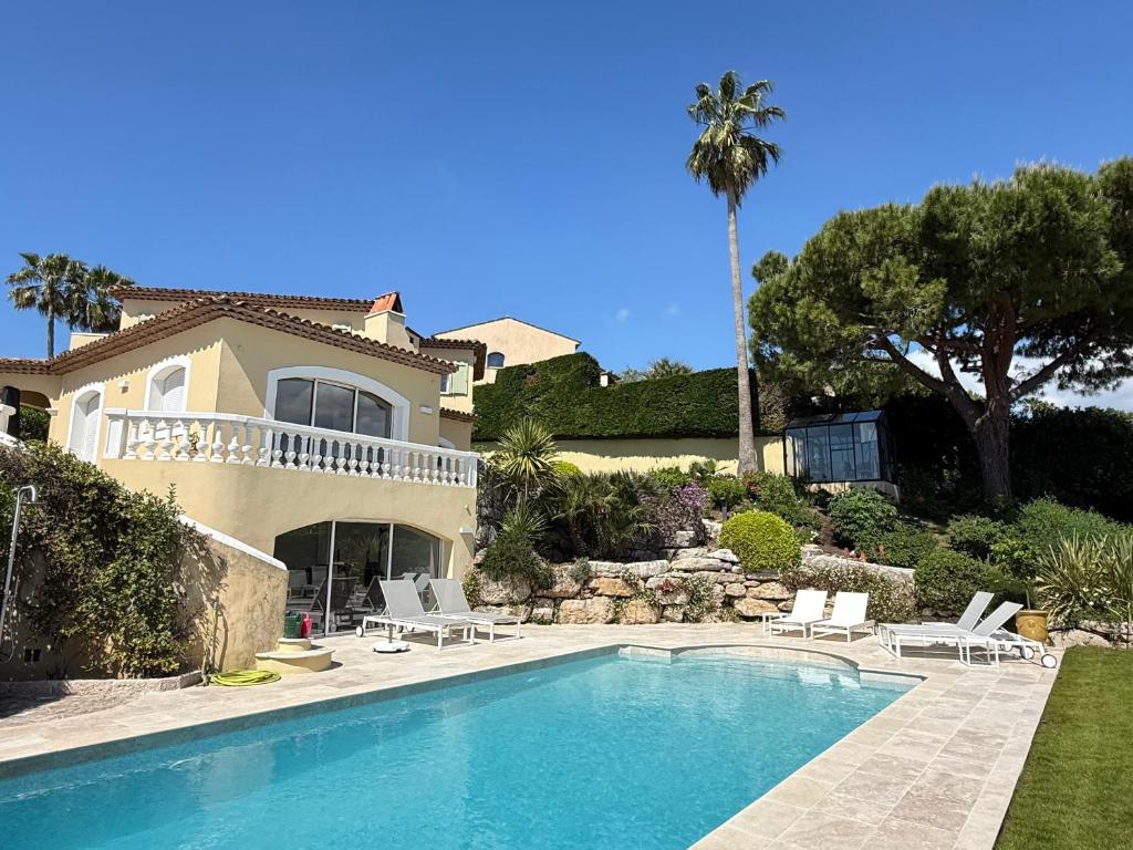 une villa avec piscine devant une maison dans l'établissement Villa Sud in Antibes mit Pool- Meer- und Alpenblick, à Antibes