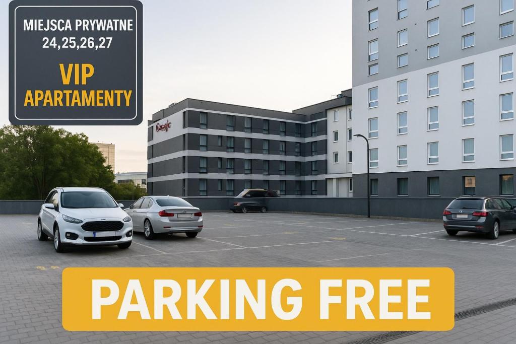 parking z samochodami zaparkowanymi przed budynkiem w obiekcie VIP Apartament number 9 w mieście Lublin