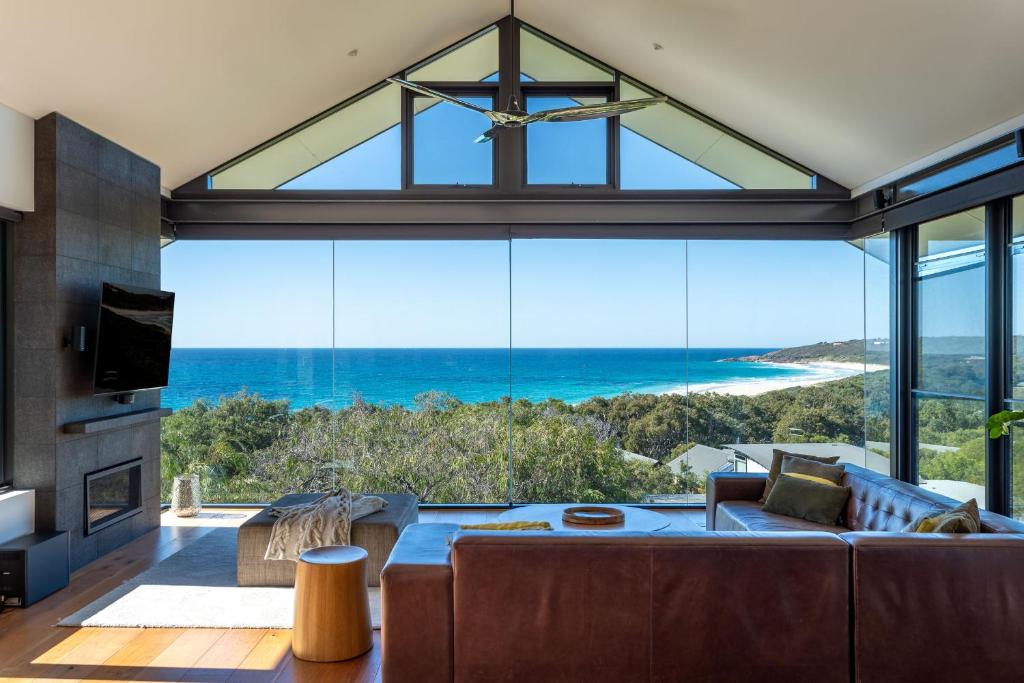 una sala de estar abierta con una gran ventana de cristal en Panorama I Private Properties, en Dunsborough