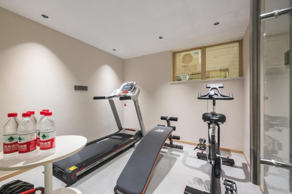 Fitness centrum a/nebo fitness zařízení v ubytování 西安钟鼓楼永宁门地铁站万信至格酒店