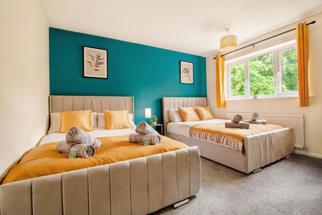 - deux lits avec des animaux farcis dans une chambre dans l'établissement Central Blue Haven Retreat Free Parking 8ppl!, à Victoria