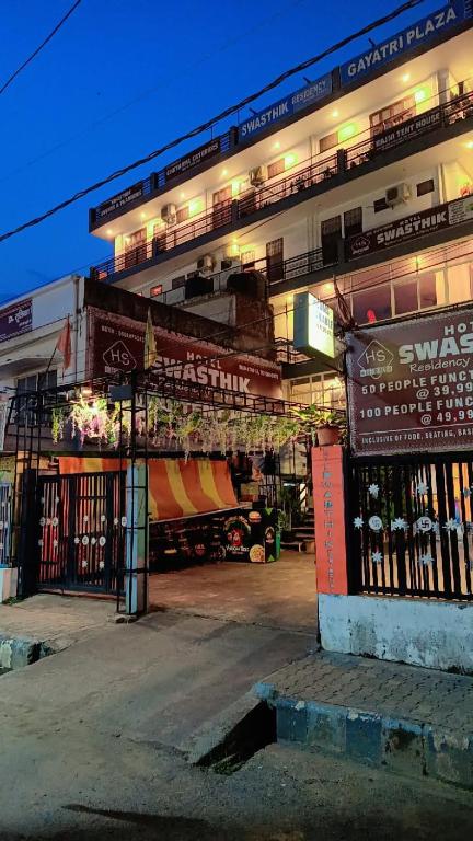 un edificio con una puerta delante en Hotel SwasthiK Residency, en Dehradun
