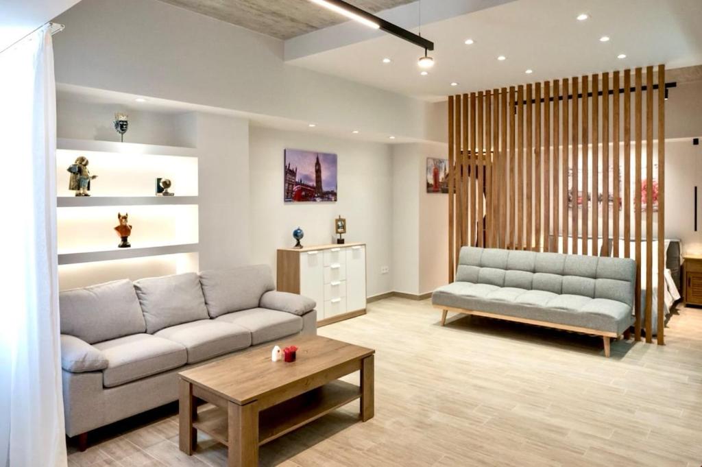 Big London Apartment close to Piraeus Port Access