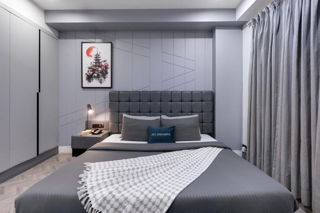 Postel nebo postele na pokoji v ubytování BedChambers Luxurious Serviced Apartment in Gurgaon