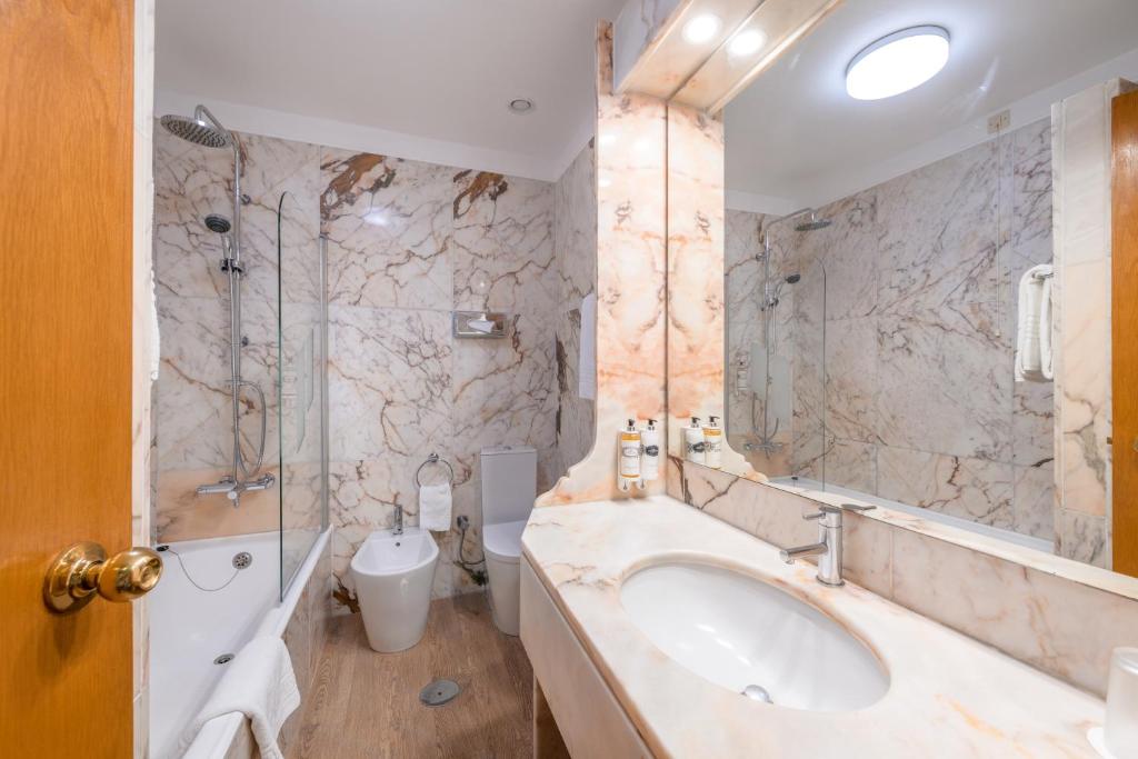 een badkamer met een wastafel, een douche en een toilet bij Pousada de Viana do Castelo in Viana do Castelo