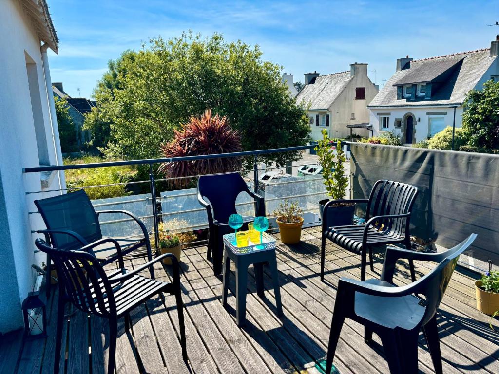 d'un balcon avec des chaises et une table. dans l'établissement La maison Ty Logis, à Ploemeur