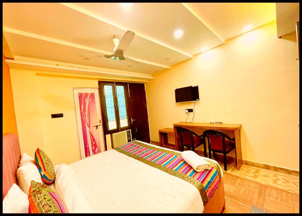 TV a/nebo společenská místnost v ubytování VARANASI HOTEL SIVI - RESIDENCY Near Kashi Vishwanath Temple - Swimming Pool -Free Public Parking and Wifi Facilities - A Premium Hotel In Varanasi