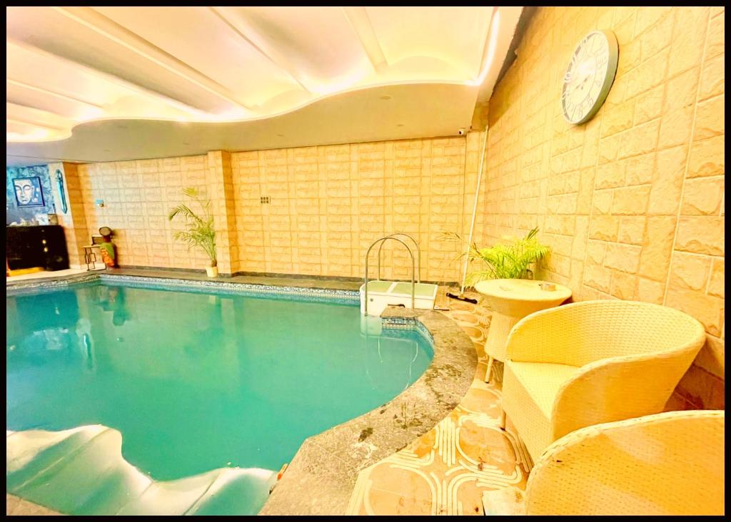 Bazén v ubytování VARANASI HOTEL SIVI - RESIDENCY Near Kashi Vishwanath Temple - Swimming Pool -Free Public Parking and Wifi Facilities - A Premium Hotel In Varanasi nebo v jeho okolí