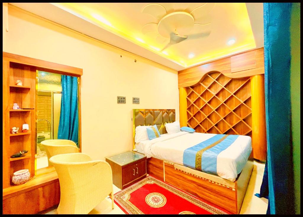 Postel nebo postele na pokoji v ubytování VARANASI HOTEL SIVI - RESIDENCY Near Kashi Vishwanath Temple - Swimming Pool -Free Public Parking and Wifi Facilities - A Premium Hotel In Varanasi
