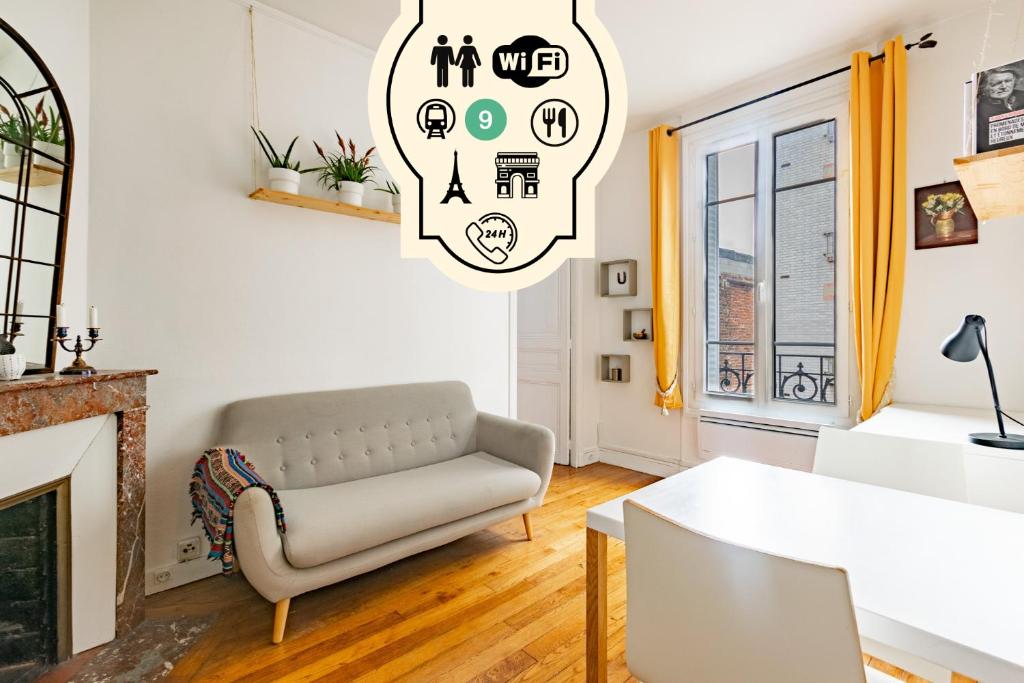 un salon avec un canapé et une table dans l'établissement Calme et Cozy aux Portes de Paris, à Montreuil