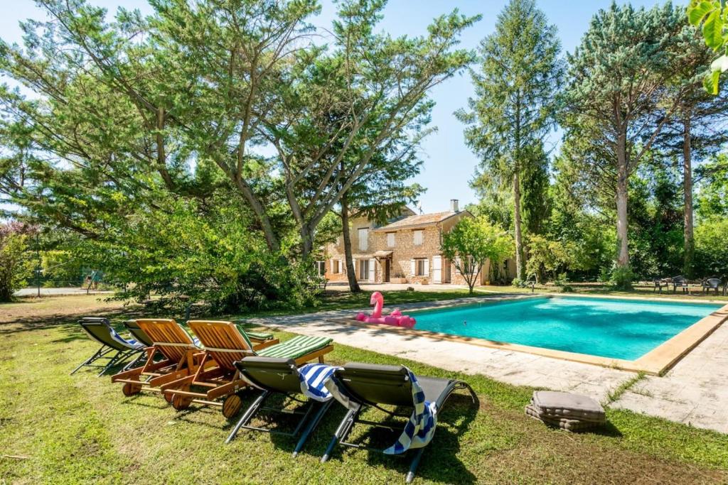 - un groupe de chaises longues et une piscine dans l'établissement Superb Mas provençal - swimming pool - tennis - park, à LʼIsle-sur-la-Sorgue