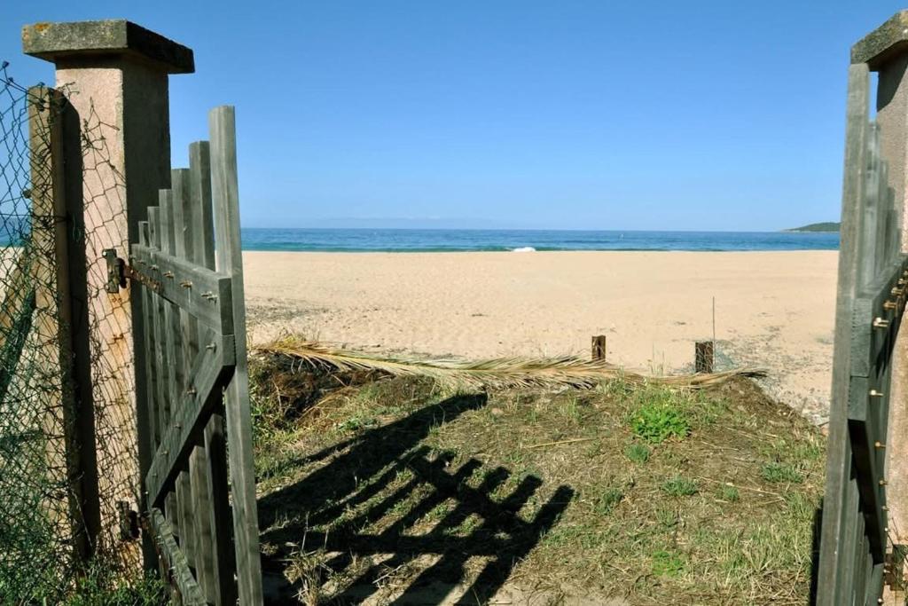 une clôture sur la plage avec l'océan en arrière-plan dans l'établissement Casa L'Ascosu, à Esigna