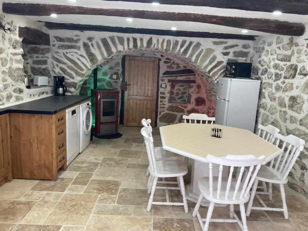 Kuchyň nebo kuchyňský kout v ubytování Gîte dans maison ardéchoise de caractère