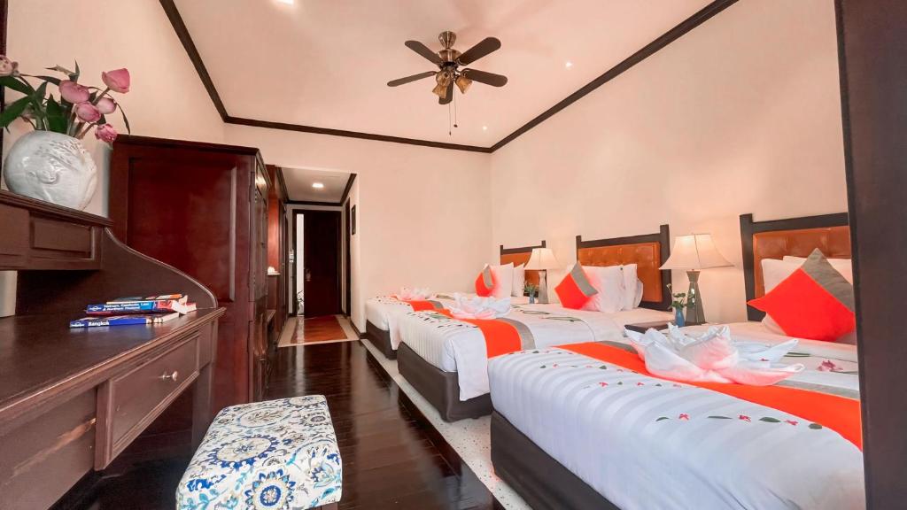 Postel nebo postele na pokoji v ubytování Le Grande Indochine Hotel