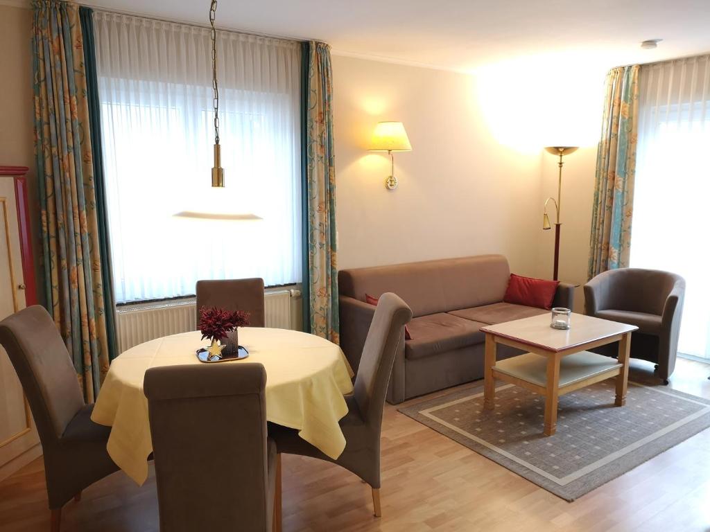 ein Wohnzimmer mit einer Couch und einem Tisch in der Unterkunft Haus Niedersachsen Apartment 7 in Timmendorfer Strand