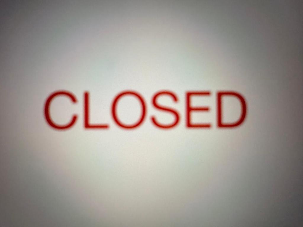 a close up of the word closed written in red at Paradiso sotto le stelle, Jacuzzi vista Lago in Brisino