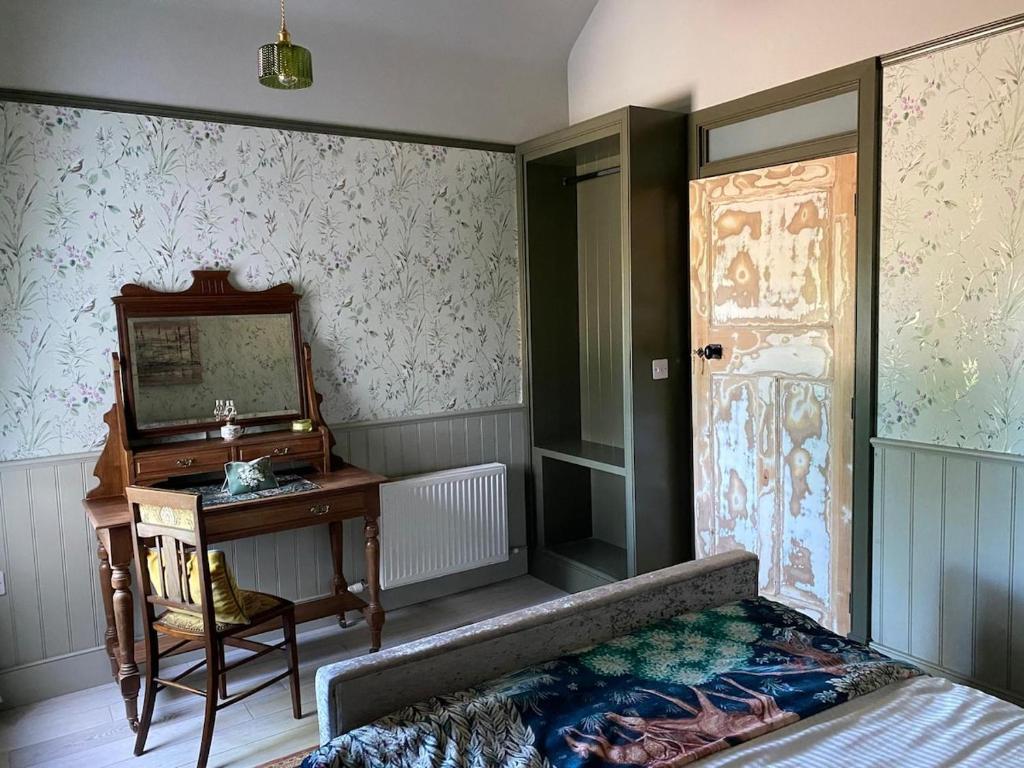 Postel nebo postele na pokoji v ubytování Hemma Grove - A Songbird haven