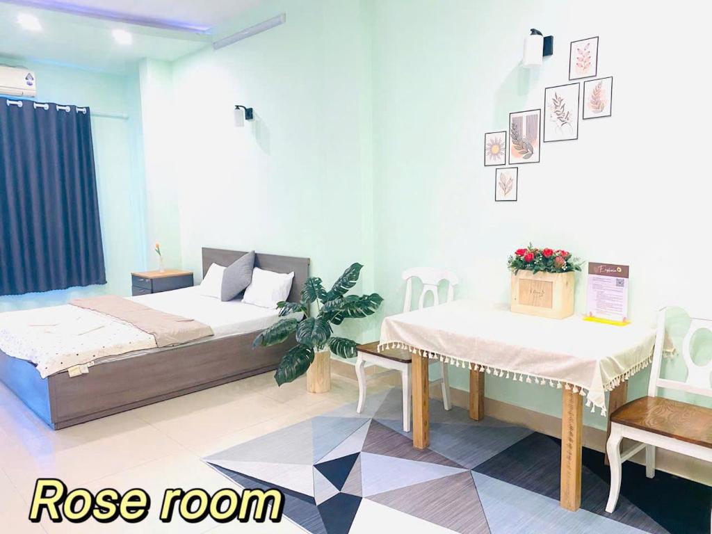 En eller flere senge i et værelse på May's Home