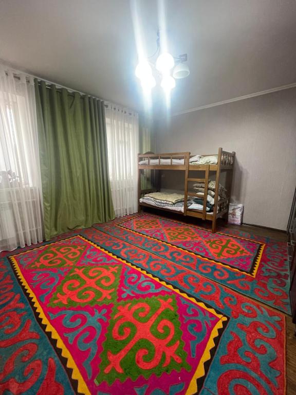 Ένα ή περισσότερα κρεβάτια σε δωμάτιο στο Chyngyz Traditional Guest House