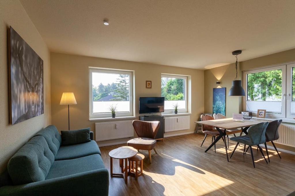 TV a/nebo společenská místnost v ubytování Ferienwohnung Lichtblick mit Balkon und Garage