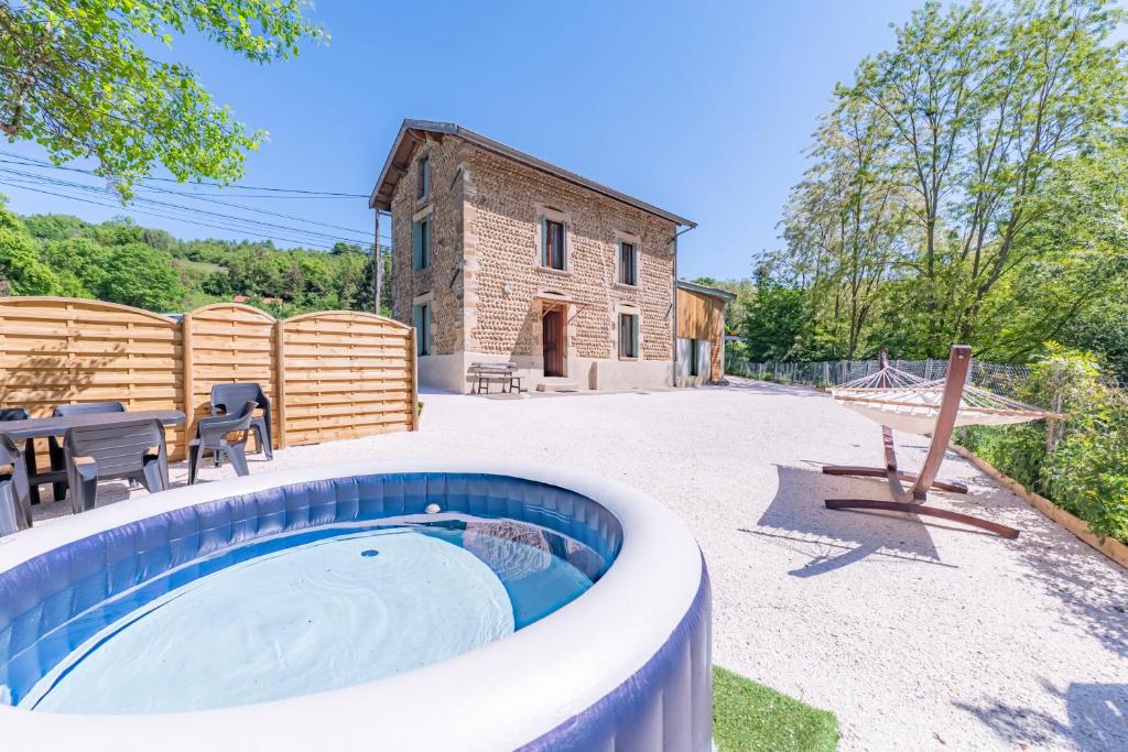 Bazén v ubytování Le Gîte de la Passerelle - avec jacuzzi nebo v jeho okolí