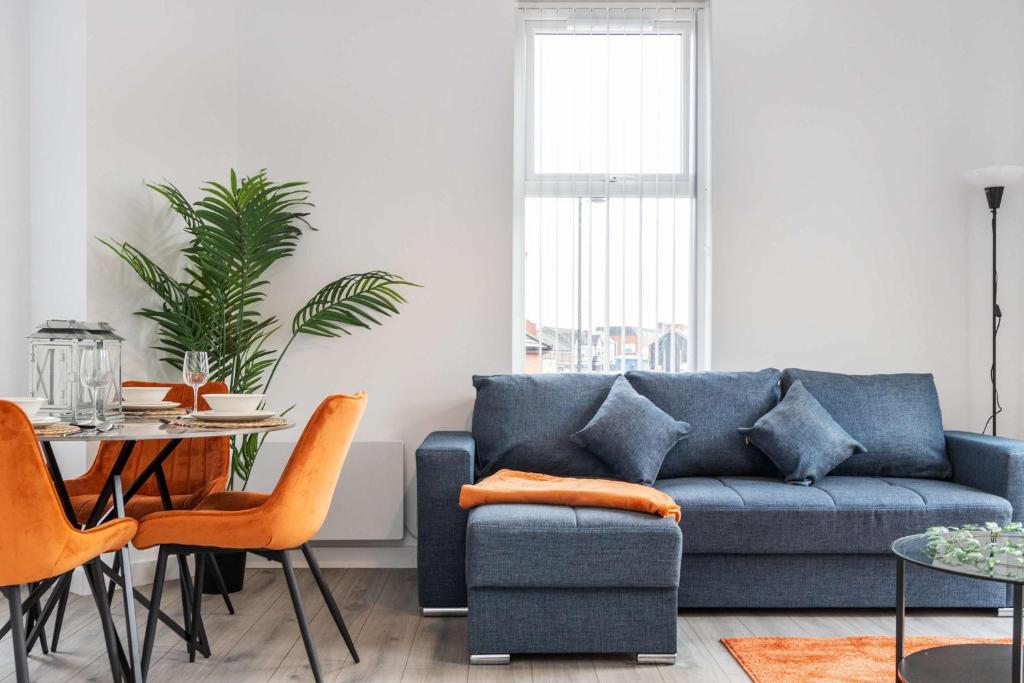 Posezení v ubytování Inviting and modern 2 BR apartment walk to centre